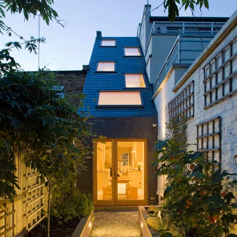 4. Ngôi nhà siêu mỏng với cửa kính ở trần nhà ở Anh: Kiến trúc nhà vát ở phía nam London là thiết kế của hãng kiến trúc Alma-Nac. Ngôi nhà siêu mỏng này có chiều sâu lớn nhưng độ rộng trung bình chỉ 2,4 m. Nó được bớt lại khoảng trống ở hai đầu miếng đất làm sân vườn. Mái nhà được thiết kế tăng độ dốc đồng thời lắp kính ở trần nhà để tăng diện tích đón nhận ánh sáng, giúp cho ngôi nhà chật hẹp trở nên thoáng đãng hơn. Nội thất ngôi nhà cũng được đặt đóng riêng để tận dụng được tối đa không gian.