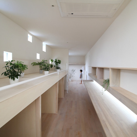 3. Nhà Imai của KTS Nhật Bản Katsutoshi Sasaki: Ngôi nhà 2 tầng tọa ở tỉnh Aichi, Nhật Bản chỉ rộng 3m và không có hành lang. Thay vào đó, nội thất của nó được bố trí như là một chuỗi phòng đơn giản với tỷ lệ không gian thay đổi theo chức năng. Do không có đủ không gian để trồng vườn nên kiến trúc sư đã thêm một sân nhỏ trong nhà ở tầng trệt.