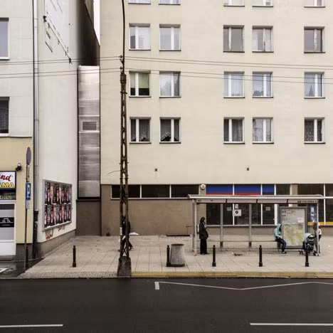 1. Ngôi nhà hẹp nhất thế giới của kiến trúc sư Jakub Szczesny: Kiến trúc sư người Ba Lan Jakub Szczesny đã thiết kế nên Keret House - ngôi nhà "mỏng" nhất thế giới, với điểm rộng nhất trong nhà chỉ 122 cm.