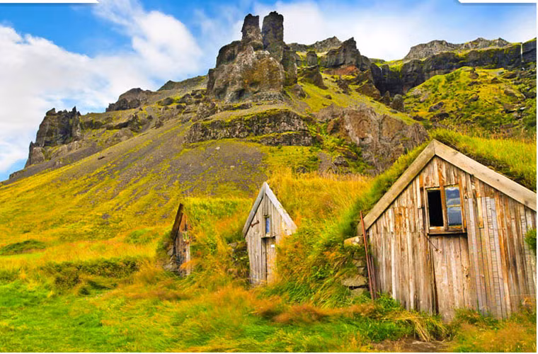 Ba ngôi nhà nhỏ phủ cỏ xanh bị bỏ hoang.