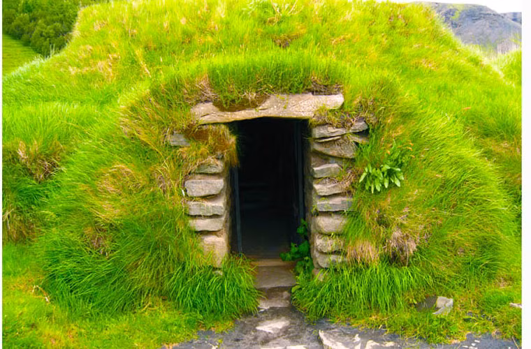 Chắc chắn bạn sẽ đặt ra câu hỏi tại sao những ngôi nhà có mái cỏ này lại có thể chống chọi với thời tiết khắc nghiệt? Các kiến trúc sư cho biết, ngày nay các công trình nhà có mái cỏ xanh sử dụng lớp lót cao su tổng hợp để ngăn độ ẩm làm hư hỏng kết cấu mái nhà. Chính vì lẽ đó, những ngôi nhà mái cỏ thường có tuổi thọ khoảng 30 đến 40 năm.