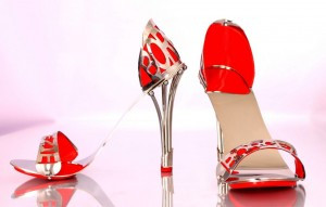 10. Đôi giày cao gót Borgezie trị giá 216.000 USD này được sản xuất bởi hãng giày nổi tiếng thế giới Borgezie phối hợp với Christopher Michael Shellis, một nhà thiết kế đồ trang sức nổi tiếng. Đôi giày được làm bằng vàng nguyên chất và hơn 2.200 viên kim cương.