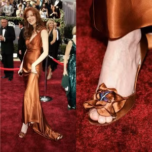 1. Giày cao gót "Rita Heyworth" của Stuart Weiztman: Đôi giày này được thiết kế dành riêng cho nữ diễn viên Rita Heyworth - một biểu tượng của vẻ đẹp cổ điển. Sau khi bà mất, đôi giày được để lại cho con gái - công chúa Yasmin Aga Khan. Đôi giày được làm từ hồng ngọc, ngọc bích và kim cương. Giá trị của thiết kế tựa như đóa hoa đang nở có giá lên tới 3 triệu USD.