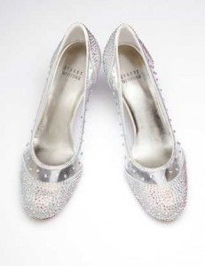 5. Giày "Lọ Lem" của Stuart Weiztman: Với phần gót trong suốt, quai đính 565 viên kim cương Kwiat (55karat kim cương), đôi giày này được xem như món đồ kỳ diệu của công chúa Lọ Lem. Người có vinh dự diện nó là ca sĩ Alison Kraus tại Oscar 2004. Hiện tại, giá của nó lên tới 2 triệu USD.