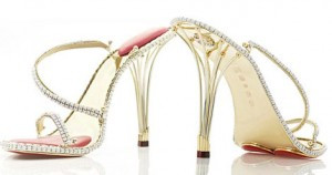 7. Giày gót nhọn "Platinum Guild" của Stuart Weiztman: Thêm một đôi giày của nhà thiết kế tài năng Stuart Weiztman vào top. Đôi giày được làm từ chất liệu bạch kim, trang trí 464 viên kim cương hình giọt lệ. "Platinum Guild" từng được Laura Harring mang lên thảm đỏ Oscar 2002. Ước tính, giá trị của sản phẩm là hơn một triệu USD.