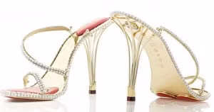 7. Giày gót nhọn "Platinum Guild" của Stuart Weiztman: Thêm một đôi giày của nhà thiết kế tài năng Stuart Weiztman vào top. Đôi giày được làm từ chất liệu bạch kim, trang trí 464 viên kim cương hình giọt lệ. "Platinum Guild" từng được Laura Harring mang lên thảm đỏ Oscar 2002. Ước tính, giá trị của sản phẩm là hơn một triệu USD.