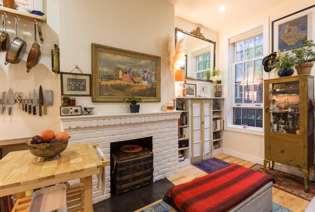 Bàn ăn được giấu phía trong của tủ sách kê sát tường, gần lối ra vào.