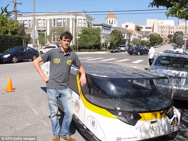 Chiếc Stella vừa thực hiện một chuyến đi dài 619 km từ Los Angeles tới San Francisco bằng cách sạc năng lượng mặt trời.