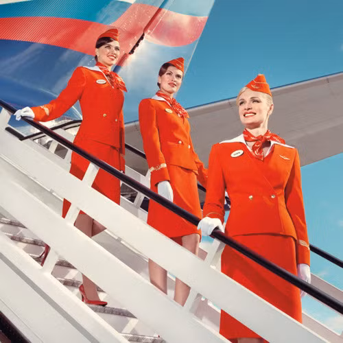 9. Aeroflot (Nga). Đồng phục màu đỏ tươi của các nữ tiếp viên hàng không hãng Aeroflot trông rất bắt mắt và thanh lịch.
