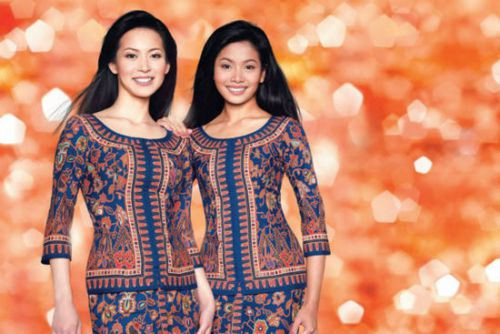 3. Singapore Airlines (Singapore). Đồng phục của các tiếp viên hãng này được nhà thiết kế thời trang cao cấp người Pháp Pierre Balmain thiết kế vào năm 1972 và được giữ nguyên cho tới ngày nay. Bộ trang phục được cách điệu từ trang phục truyền thống Sarong Kebaya của Singapore, lấy màu tía đậm làm tông màu chủ đạo.