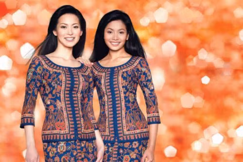 3. Singapore Airlines (Singapore). Đồng phục của các tiếp viên hãng này được nhà thiết kế thời trang cao cấp người Pháp Pierre Balmain thiết kế vào năm 1972 và được giữ nguyên cho tới ngày nay. Bộ trang phục được cách điệu từ trang phục truyền thống Sarong Kebaya của Singapore, lấy màu tía đậm làm tông màu chủ đạo.