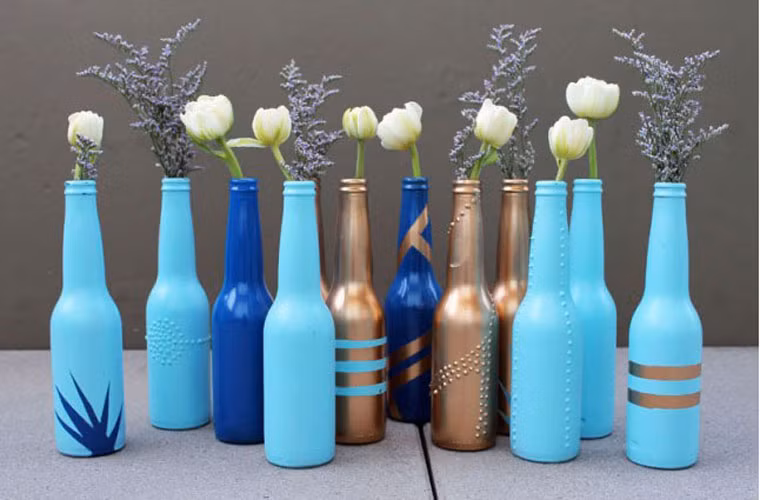 Bạn cũng có thể sơn những cái chai với các màu sắc bắt mắt...