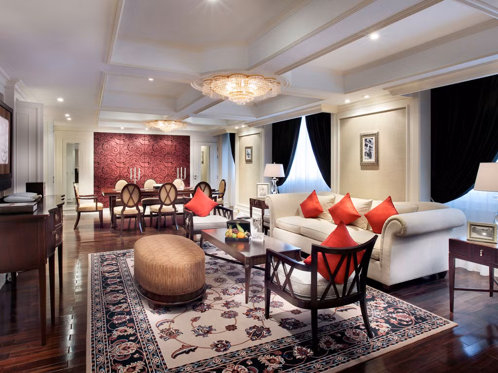 Khách sạn được xây dựng năm 1901 bởi 2 nhà đầu tư người Pháp. Sofitel Metropole Hà Nội đã vinh dự kỉ niệm dấu ấn hơn một thế kỉ hoạt động và luôn được coi là sự lựa chọn hàng đầu của nhiều doanh nhân và khách du lịch.