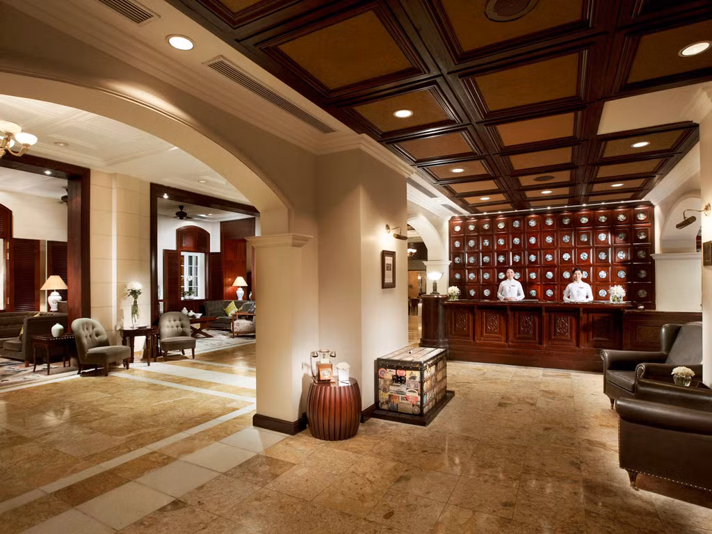 Khách sạn Sofitel Metropole Hà Nội mang phong cách kiến trúc cổ kính của thời Pháp thuộc, nằm ngay trung tâm Hà Nội gần hồ Hoàn Kiếm và Nhà hát lớn tráng lệ.