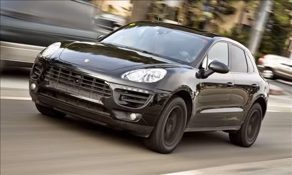 2015 Porsche Macan. Được đặt tên theo tiếng Indonesia có nghĩa là "con hổ", Macan thực sự uyển chuyển như tên gọi của nó. Macan trông nhỏ gọn và thể thao hơn hẳn đàn anh Cayenne với thiết kế khí động hơn, một phần là nhờ trần xe thấp và cửa sổ sau dốc. Với vẻ ngoài tuyệt đẹp, đây là một mẫu SUV ấn tượng được nhiều khách hàng mong đợi.