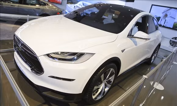 2016 Tesla Model X. Điểm nhấn trong ngoại hình của Model X nằm ở cửa cánh chim gần giống với Mercedes-Benz SLS AMG. Đặc tính này cho phép xe linh hoạt hơn trên các con đường đông đúc và tiết kiệm diện tích đỗ trong bối cảnh môi trường đô thị hiện nay.