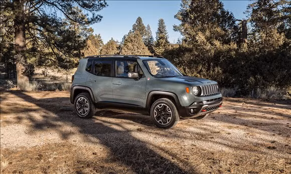 2015 Jeep Renegade. Xe thuộc phân khúc SUV cỡ nhỏ, về cơ bản, mẫu xe này có chung nền tảng với hai mẫu xe của Fiat là 500X sắp ra mắt và 500L hiện tại. Tuy nhiên, nó có kích cỡ nhỏ hơn với nhiều nét cải tiến công nghệ cao. Jeep Renegade 2015 sẽ chính thức có mặt trên thị trường vào cuối tháng này.