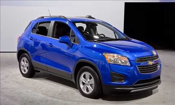 2015 Chevrolet Trax. Chiếc xe thể thao đa dụng cỡ nhỏ này sẽ có mặt trên thị trường Mỹ từ năm 2015. Trax 2015 dành cho thị trường Mỹ có lưới tản nhiệt thiết kế độc đáo, đèn pha vuốt ngược về sau và hốc chắn bùn sau cơ bắp. Khoang chứa hành lý dung tích 530 lít và có sức chứa lên đến 1.371 lít khi gập hàng ghế sau.