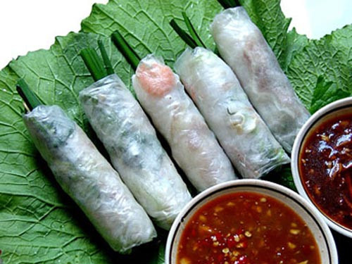 Cửa hàng cho biết, ngoài món chính là bánh mì kẹp thịt, “Banh Shop” còn bán cả những món đường phố khác vốn rất quen thuộc với người Việt Nam như miến gà, bún và gỏi cuốn.