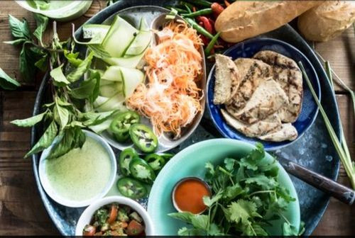 Nguyên liệu Yum! Brands sử dụng để làm nhân cho một chiếc bánh mì kẹp thịt Việt Nam gồm thịt lợn ba chỉ hoặc xúc xích nướng, ăn kèm với rau mùi, dưa chuột, cà rốt muối, húng quế, hành tím…