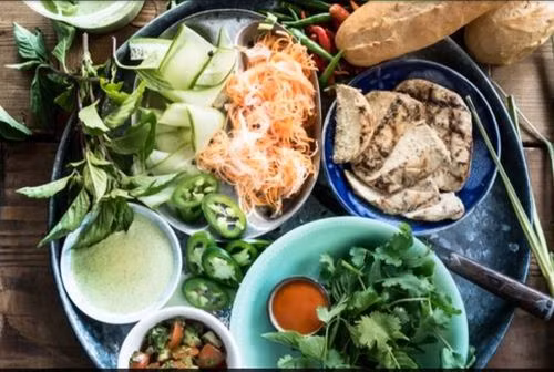 Nguyên liệu Yum! Brands sử dụng để làm nhân cho một chiếc bánh mì kẹp thịt Việt Nam gồm thịt lợn ba chỉ hoặc xúc xích nướng, ăn kèm với rau mùi, dưa chuột, cà rốt muối, húng quế, hành tím…