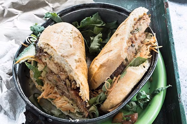 Theo hãng tin Business Week cho hay, một cửa hàng bánh mì kẹp tương tự khác của Yum! Brands sẽ khai trương vào cuối tháng này tại Sân bay quốc tế Dallas.