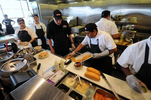 Theo thông tin trên tờ Huffington Post, nhân viên Banh Shop cho biết, ngay từ hôm khai trương, cửa hàng đều rất bận rộn. Yum! Brands cũng kỳ vọng Banh Shop có thể thành công như thương hiệu đồ ăn Mexico 52 tuổi của họ - Taco Bell.