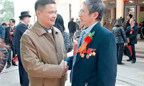 Phó chủ tịch tỉnh Nam Định Bạch Ngọc Chiến (trái).