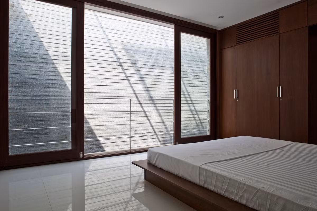 Ngay cả các phòng ngủ nằm sâu nhất cũng không cần bật đèn vào ban ngày nhờ khe thoáng phía sau.