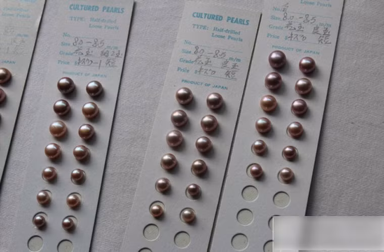 Đây là tấm giấy để phân loại kích cỡ ngọc trai theo kích thước nhỏ dần. Người ta sử dụng các mẩu giấy này để phân loại chính xác hơn.