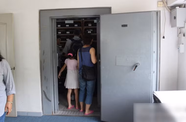 Có rất nhiều an ninh xung quanh nhà máy.