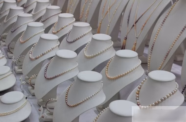 Và đây là một khu vực đặc biệt trưng bày các sản phẩm trang sức mỹ miều được chế tác từ ngọc trai của nhà máy.