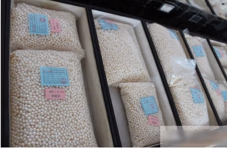 Các túi ngọc trai được đóng gói cẩn thận đã sẵn sàng để được vận chuyển đến hãng Tiffany.