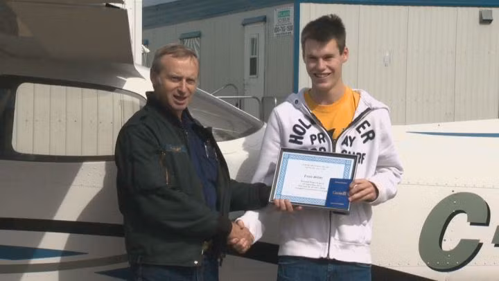 Evan Miller, 17 tuổi, ở Canada, đã nhận được bằng lái máy bay cá nhân từ người hướng dẫn của mình, Robert Whitley, tại sân bay Cooking Lake ngày 7/9/2014. Với giấy phép này, Evan sẽ có thể lái các máy bay cá nhân và hiện cậu đang học để nhận được giấy phép lái máy bay thương mại của mình. Miller hy vọng có thể nhận được giấy phép này vào năm 18 tuổi.
