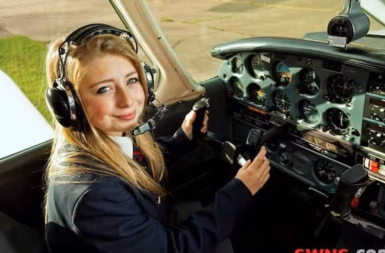 Năm 2012, cô gái Gutsy Rachael Spelling (lúc đó 16 tuổi), sống tại Benington, Herts (Anh) đã lái chiếc phi cơ 4 chỗ ngồi trong vòng 50 tiếng, đánh dấu sự kiện bay của người trẻ nhất Anh. Lần đầu tiên, Rachael bay lên bầu trời là khi cô mới 14 tuổi. Rachael hy vọng mình sẽ vượt qua các khóa đào tạo để nhận được giấy phép lái máy bay thương mại năm 18 tuổi.