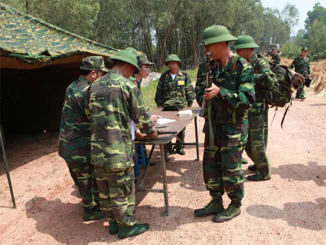 Quân nhân dự bị tiếp nhận quân trang và vũ khí.