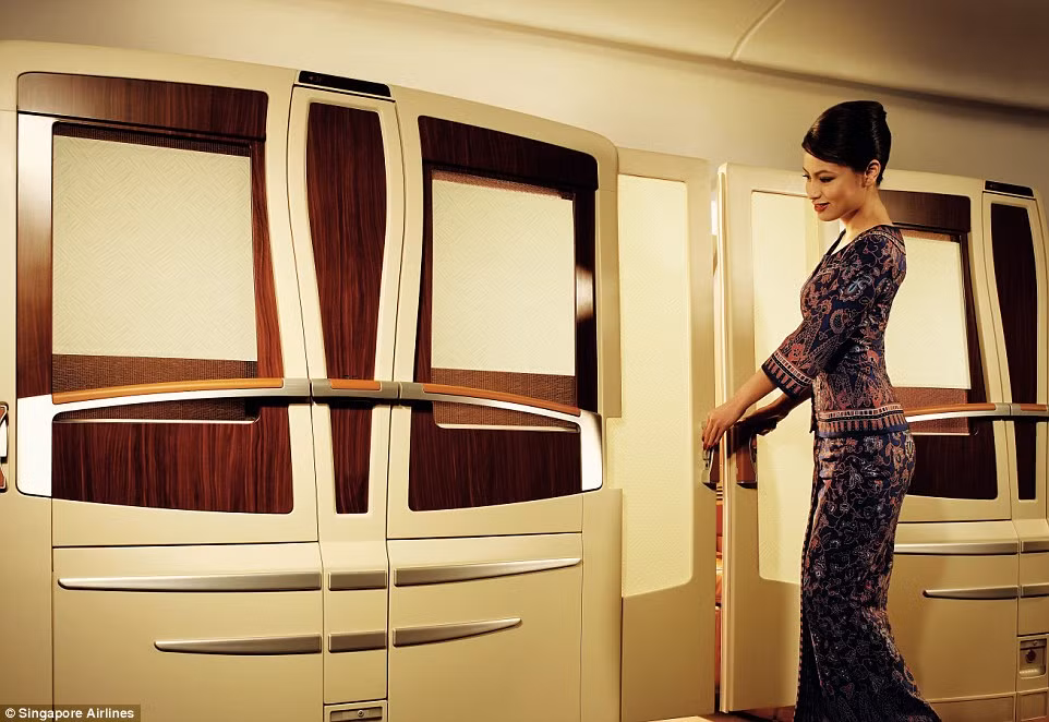 Khoang hạng thương gia sang trọng của hãng Singapore Airlines với giá vé là 2.053 bảng Anh (tương đương 71 triệu đồng).