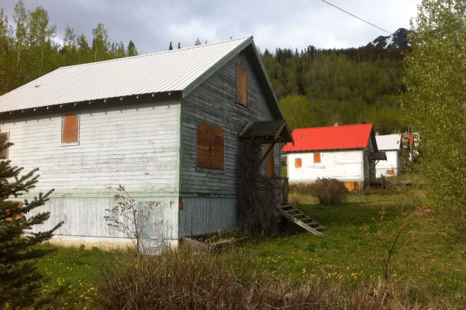 “Đây thực sự là nơi tuyệt vời cho các con tôi. Chúng được trải nghiệm những thứ mà phần lớn bọn trẻ khó có được trong đời”, Katherine tiếc nuối khi vợ chồng bà buộc phải rao bán lại thị trấn hồi năm 2010.