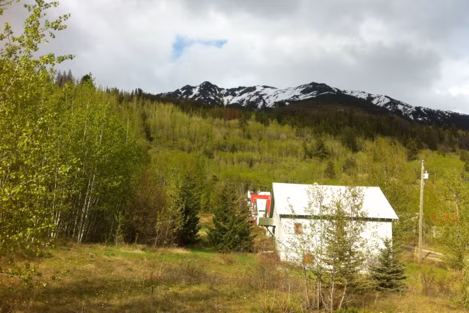 Chủ nhân hiện tại của thị trấn là cặp vợ chồng Tom và Katherine Gutenberg, đến từ Vancouver. Họ mua Bradian vào năm 1997 để làm khu nghỉ hè của gia đình và đã dành nhiều năm nâng cấp, sửa lại mái cho tất cả ngôi nhà còn lại của thị trấn.