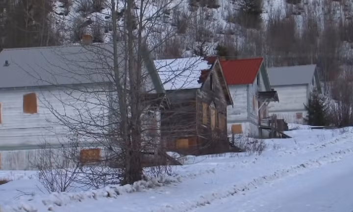 Thị trấn Bradian với 22 ngôi nhà cũ nát bị bỏ hoang nằm cách Vancouver 4 giờ lái xe là một thị trấn mỏ thuộc các vùng núi South Chilcotin.