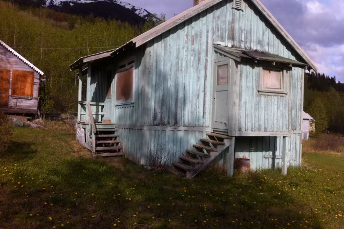 Những lời mời chào hấp dẫn từ giới môi giới bất động sản như “khu vực chạy xe tuyết tốt nhất tỉnh British Columbia”, “cơ hội chỉ có một lần trên đời”... cũng không cứu được mức giá rớt từ 1,3 triệu USD ban đầu xuống còn 995.000 USD (tương đương 21 tỷ đồng).