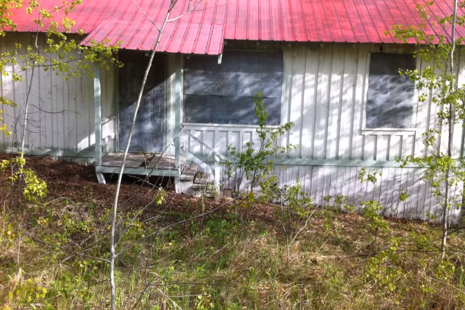 Tuy nhiên hiện nay, dù thị trấn có tới 22 ngôi nhà trên diện tích rộng khoảng 200.000 m2 và có mạng lưới đường dây điện thoại, điện vẫn hoạt động tốt nhưng chỉ có 4 người sinh sống tại đây.