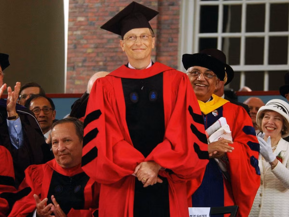 Hai năm sau, Bill Gates bỏ học để thành lập Microsoft với Allen. Mặc dù Gates chưa tốt nghiệp nhưng ĐH Harvard vẫn trao cho ông bằng tiến sĩ danh dự năm 2007. "Tôi là một ảnh hưởng xấu. Đó là lý do tại sao tôi được mời đến nói chuyện tại lễ tốt nghiệp của bạn", ông nói tại buổi lễ trao bằng của trường.
