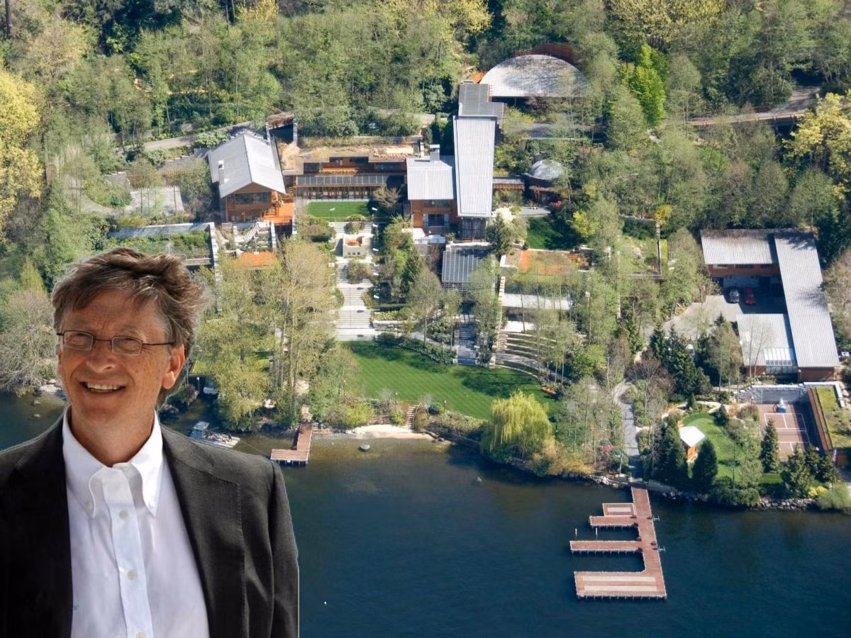 Bill Gates, Melinda và 3 người con của họ sống trong một ngôi biệt thự công nghệ cao ở Washington. Ngôi nhà có một số tính năng vô cùng hiện đại với cả một hệ thống âm thanh trong hồ bơi và một hệ thống cảm ứng tùy chỉnh âm nhạc, nhiệt độ và ánh sáng bằng chân. Ngôi nhà có tới 24 phòng tắm, nhà để xe có thể chứa 23 chiếc ô tô. Tổng giá trị ngôi nhà ước tính 121 triệu USD.