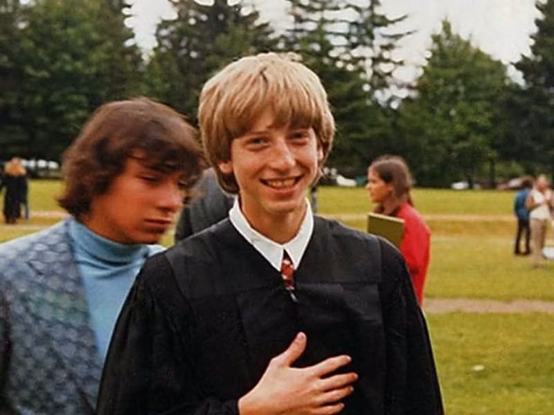 Ông từng học cùng trường trung học Lakeside (Seattle) với Paul Allen người đồng sáng lập Microsoft sau này. Mặc dù, Allen lớn hơn Gates hai tuổi, song vì cùng yêu thích máy tính nên cả hai nhanh chóng kết thân và cùng nhau vào thực hiện những ý tưởng đầu tiên.