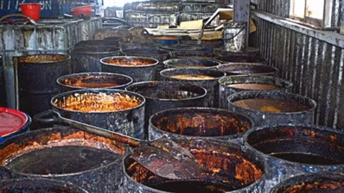 Các thùng phuy đựng phụ phẩm chuẩn bị chế biến dầu ăn. Các thùng phuy đựng phụ phẩm chuẩn bị chế biến dầu ăn.