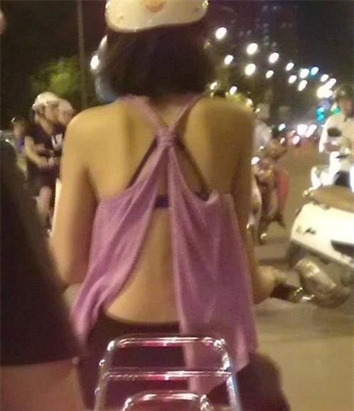 Một cô gái ăn mặc hở hang quá mức xuất hiện trên đường phố