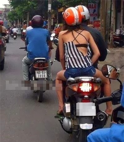 Những chiếc áo xẻ ngang, xẻ dọc, xộc xệch khiến nhiều người đi đường phải lắc đầu ngao ngán.