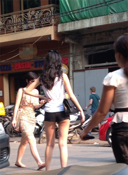 Mặc kiểu quần hở mông có đẹp?