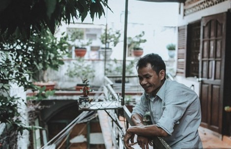 Thế nhưng, trời thương một hôm đi bán thì gặp chị Nguyễn Thị Lài, kém anh một tuổi. Thương anh chàng dị tật nhưng thật thà, chị đã đến sống cùng. Cuộc sống khó khăn đến nỗi, có thời điểm họ không dám sinh con bởi sợ không có tiền sinh hoạt, phải ăn cơm trắng với mắm. Bây giờ thì cả gia đình 4 người họ sống tại một căn phòng 20m2 trong khu hẻm nhỏ, rất hạnh phúc dù chẳng dư giả gì. Ảnh: Điadiemanuong.